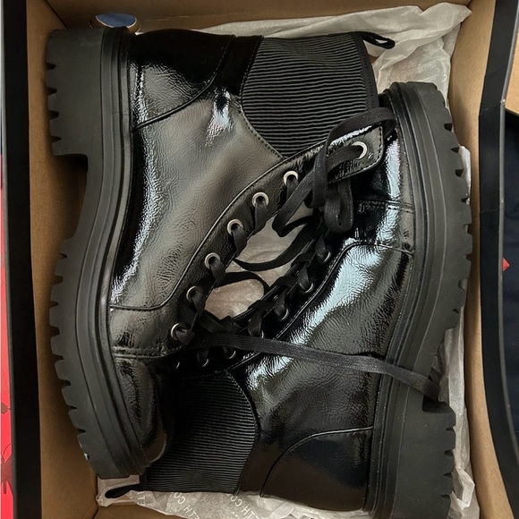 Kenneth Cole New York Women’s Lace-up Boot - Picture 1 of 8